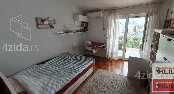 Šestosoban stan | 4zida