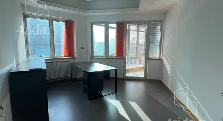 Poslovna zgrada | 4zida