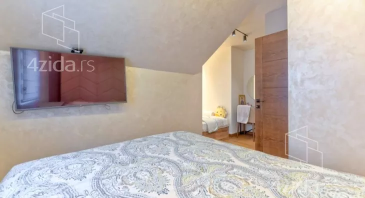 Šestosoban stan | 4zida