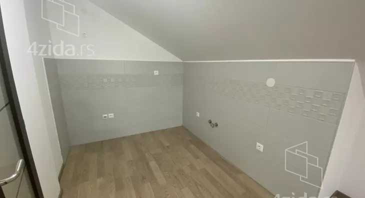 Četvoroiposoban stan | 4zida