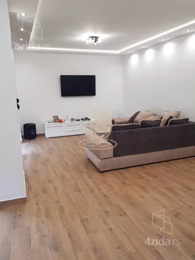 Poslovna zgrada | 4zida