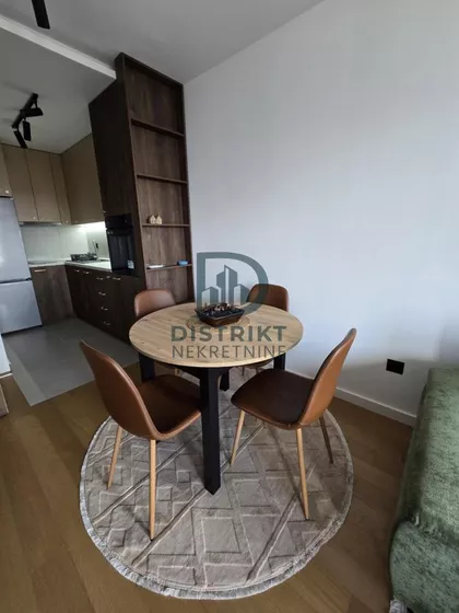 Crveni Pevac | 4zida.rs