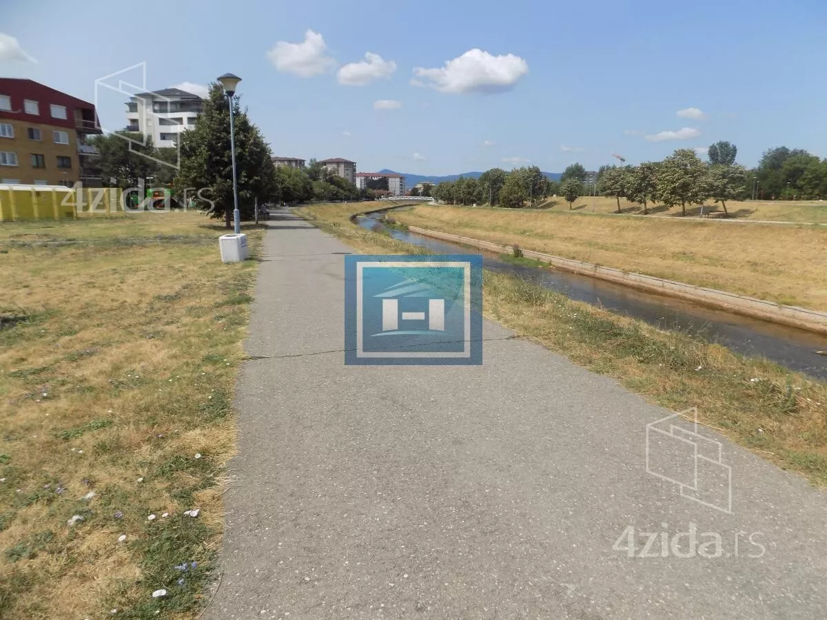 Poslovna zgrada | 4zida