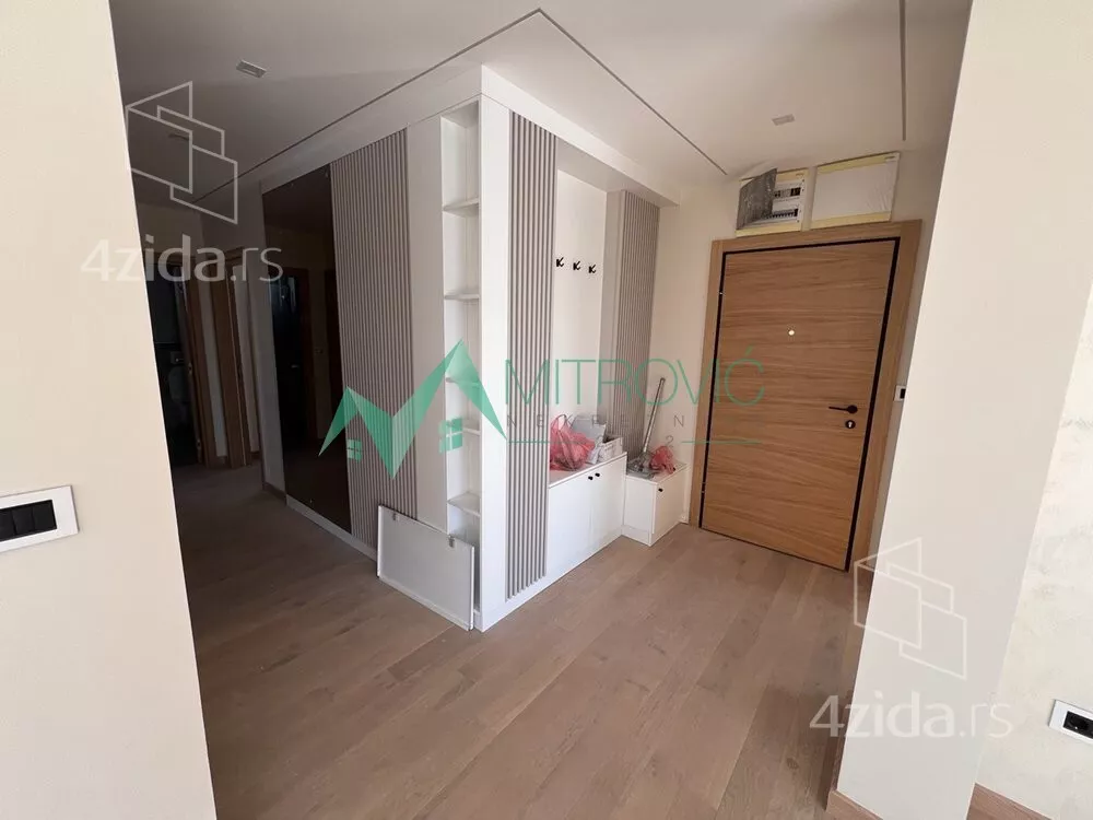 Šestosoban stan | 4zida