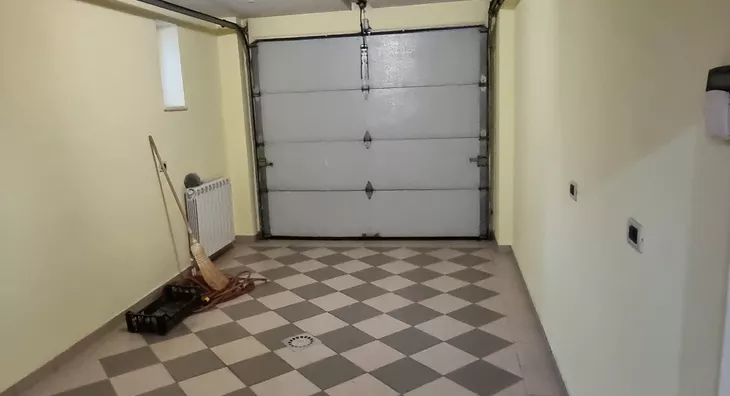 Šestoiposoban stan | 4zida