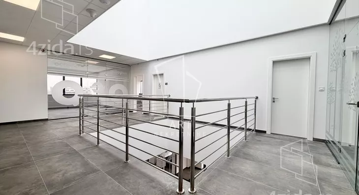 Poslovna zgrada | 4zida