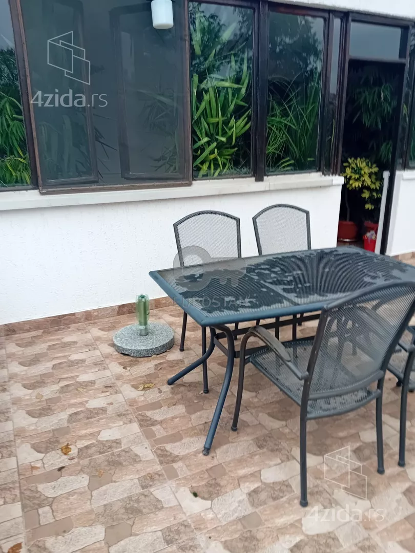 Šestoiposoban stan | 4zida