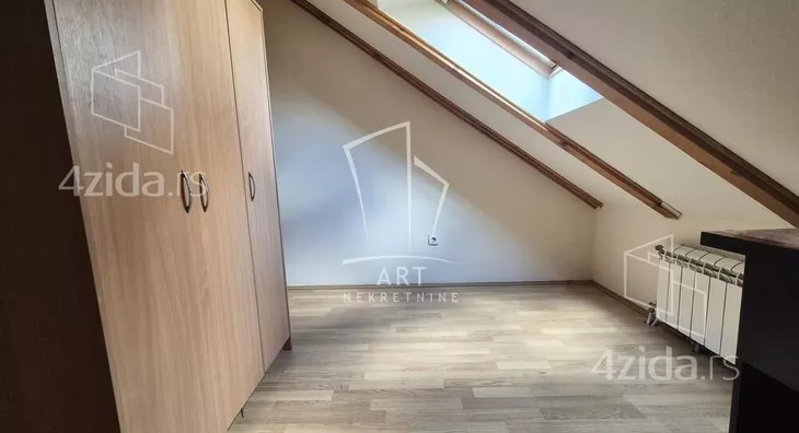 Četvoroiposoban stan | 4zida