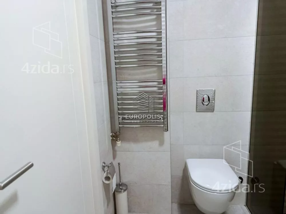 Šestoiposoban stan | 4zida