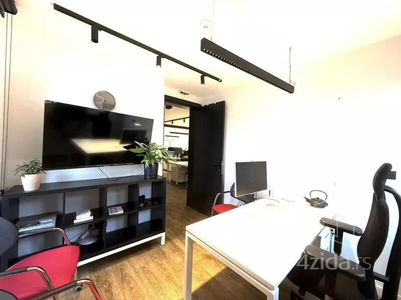 Poslovna zgrada | 4zida