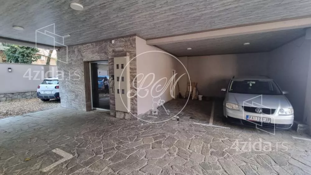 Šestoiposoban stan | 4zida