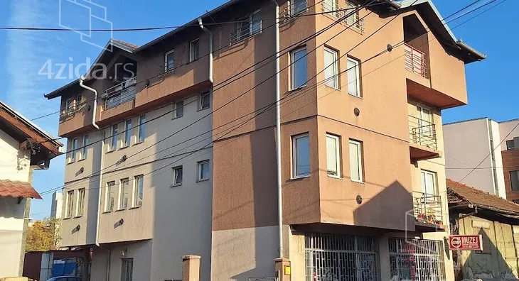 Poslovna zgrada | 4zida