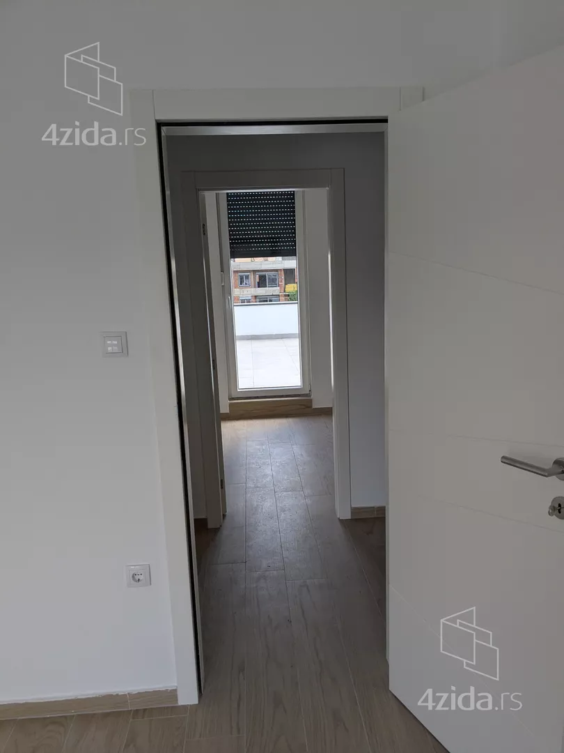 Šestoiposoban stan | 4zida