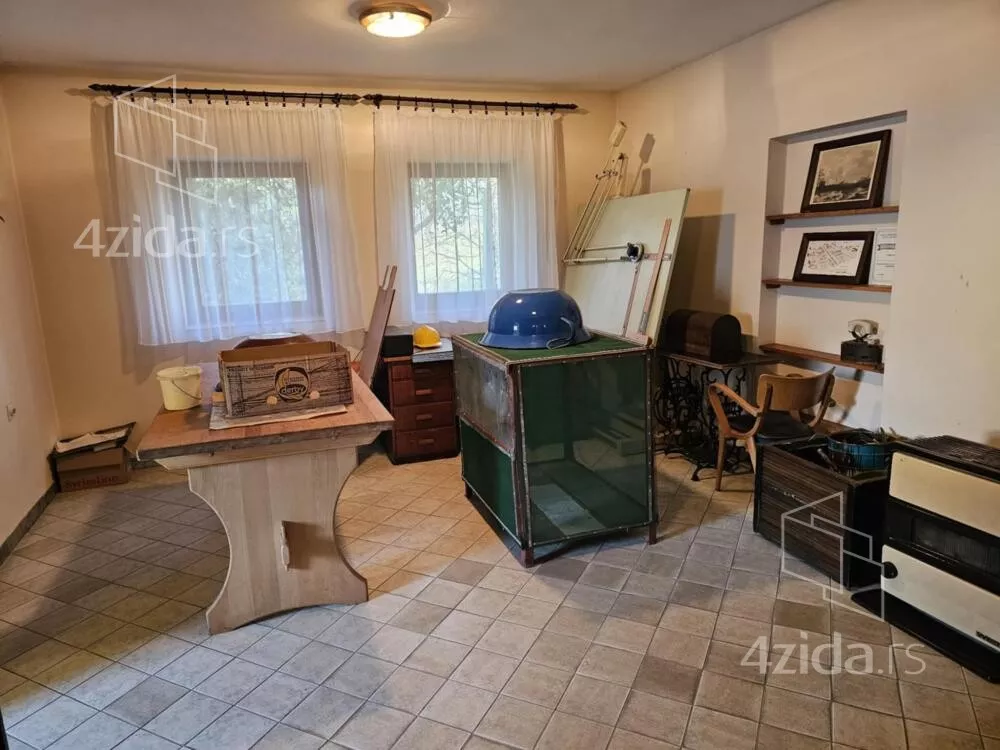 Poslovna zgrada | 4zida