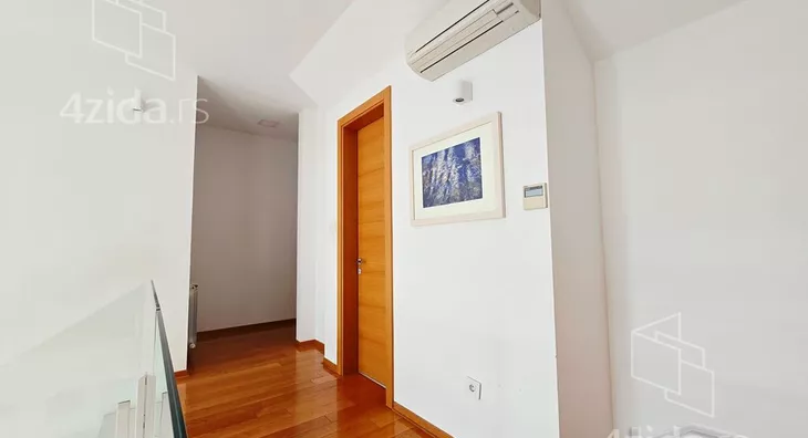 Sedmosoban stan | 4zida