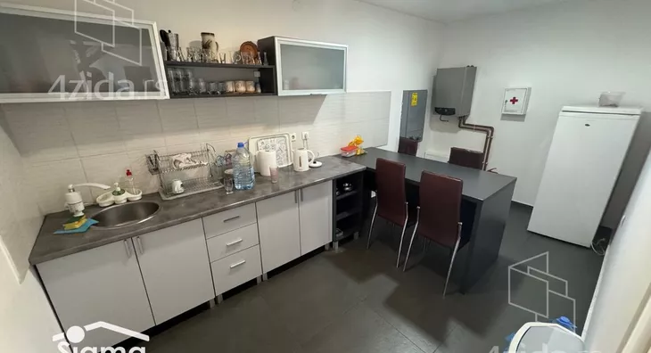 Poslovna zgrada | 4zida