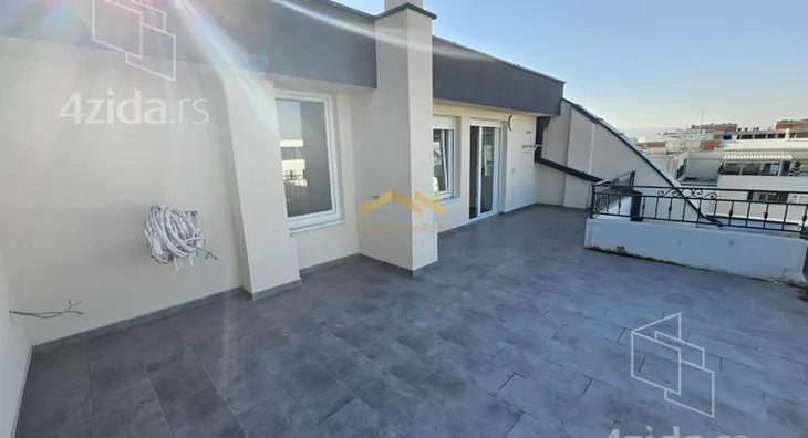 Šestosoban stan | 4zida