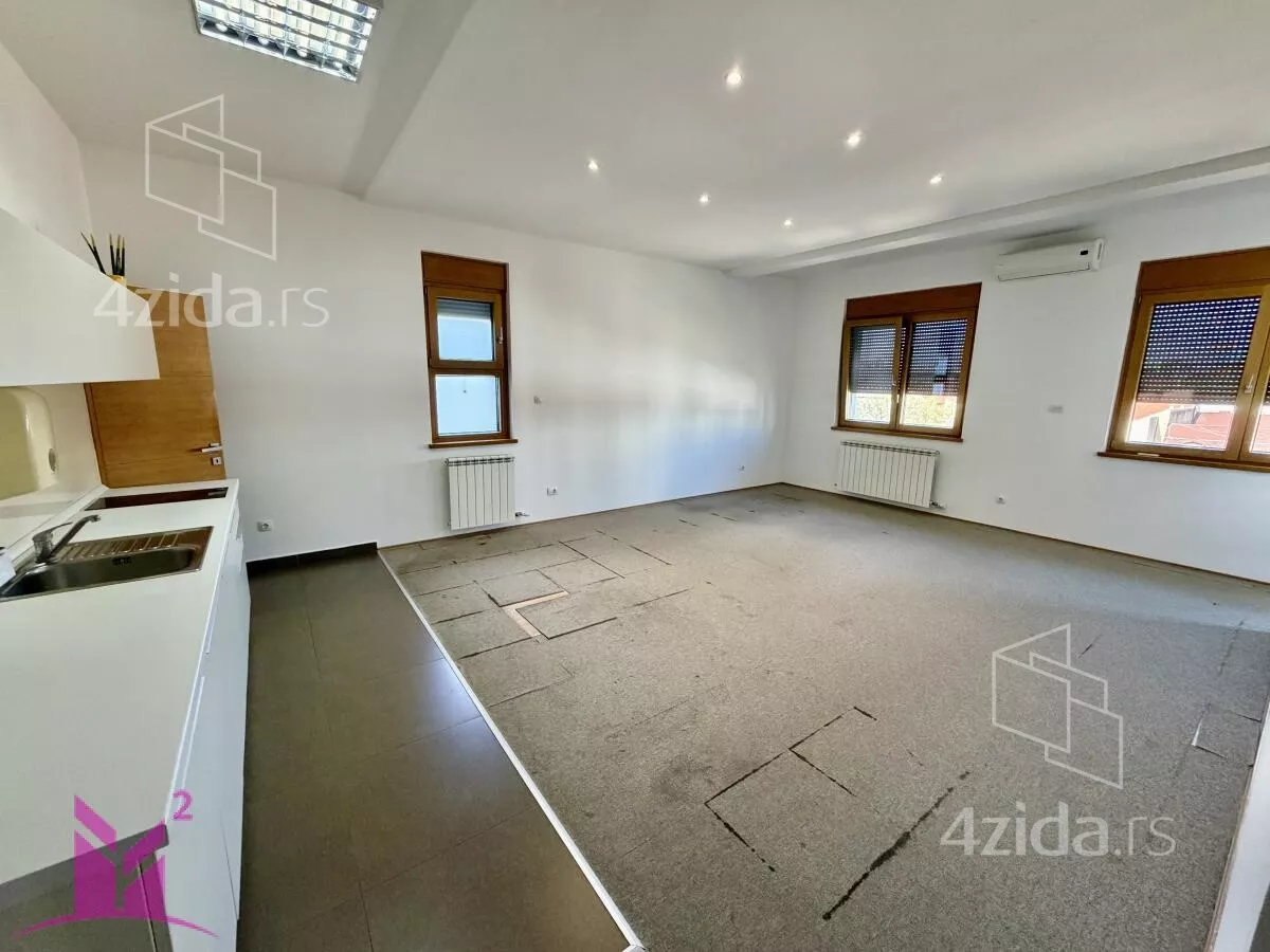 Sedmosoban stan | 4zida