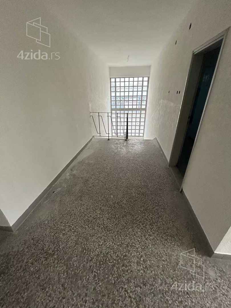 Poslovna zgrada | 4zida