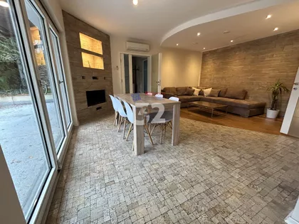 kod Francuske škole | 4zida.rs