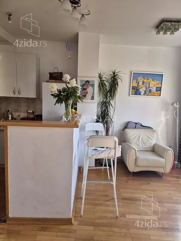 Šestoiposoban stan | 4zida