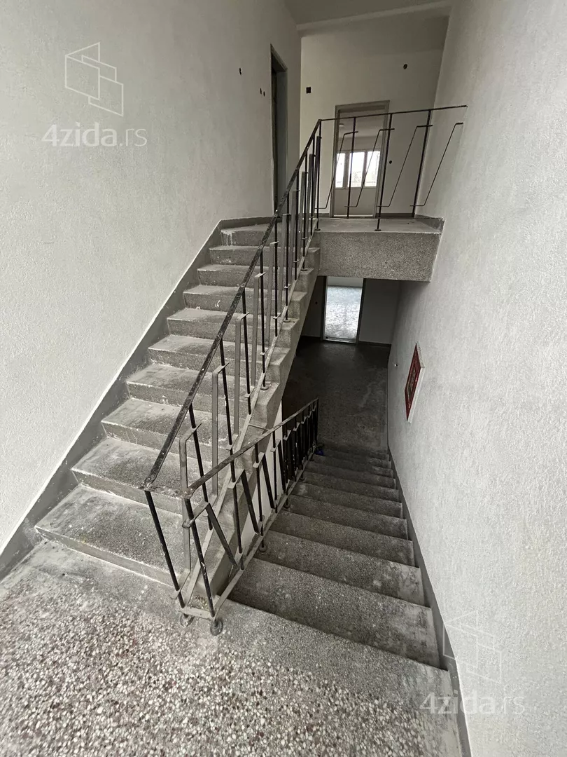 Poslovna zgrada | 4zida