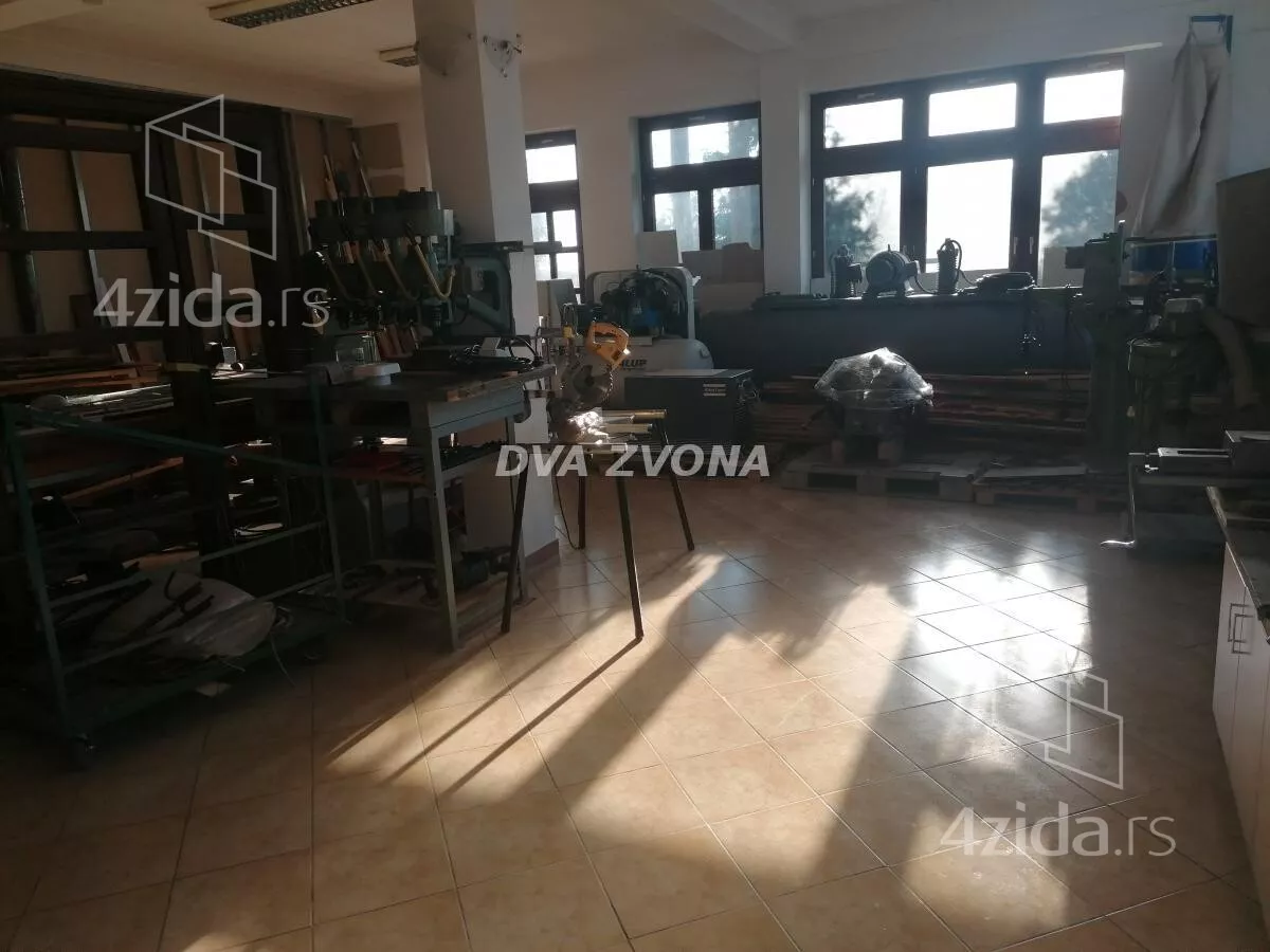 Poslovna zgrada | 4zida