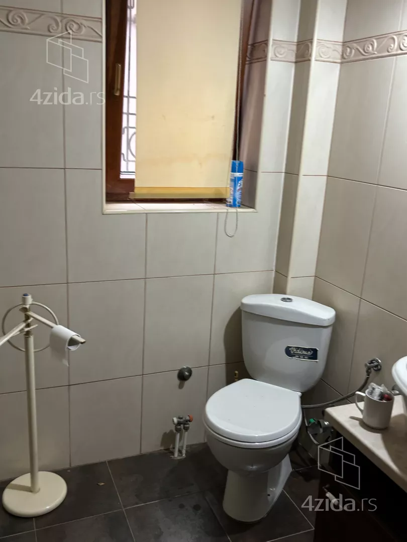 Poslovna zgrada | 4zida