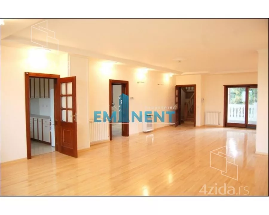 Sedmosoban stan | 4zida