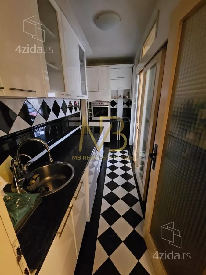 Troiposoban stan | 4zida