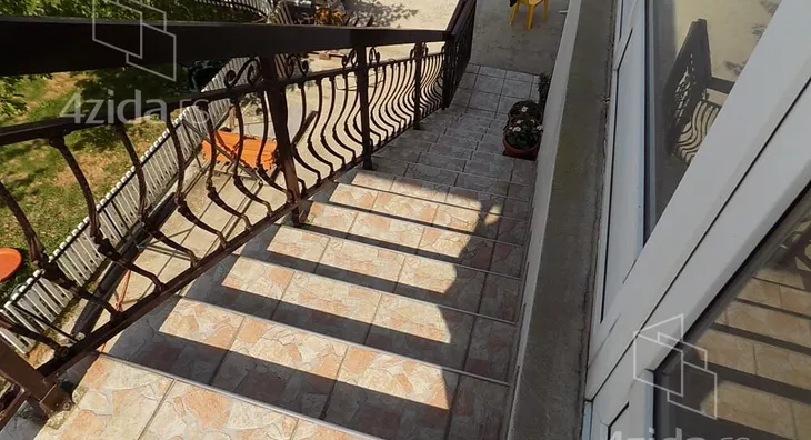 Poslovna zgrada | 4zida