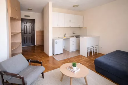 Feješ Klare | 4zida.rs