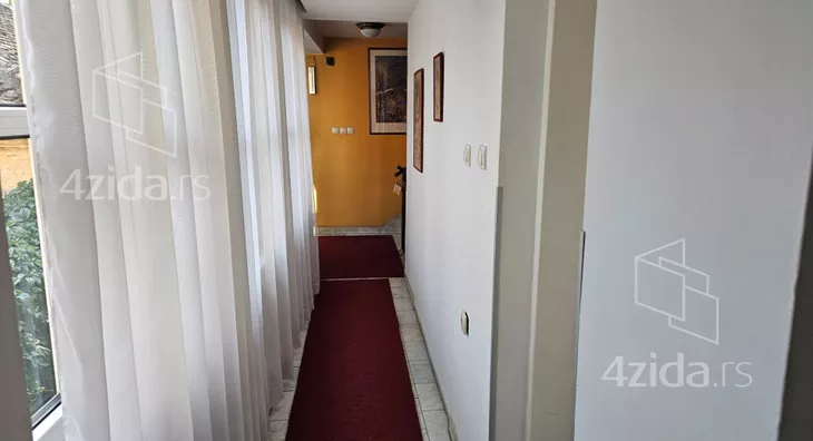 Poslovna zgrada | 4zida