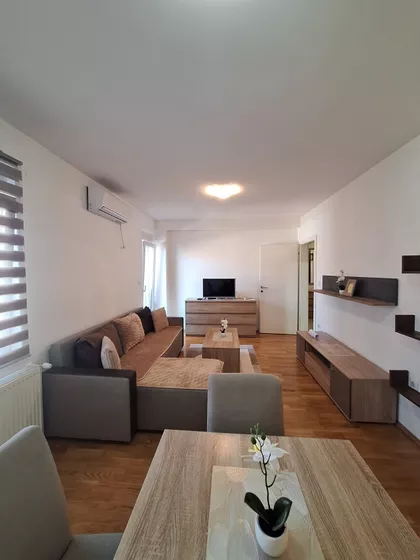 Trg Kosturnica | 4zida.rs