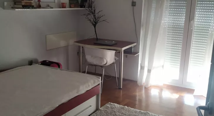 Šestoiposoban stan | 4zida