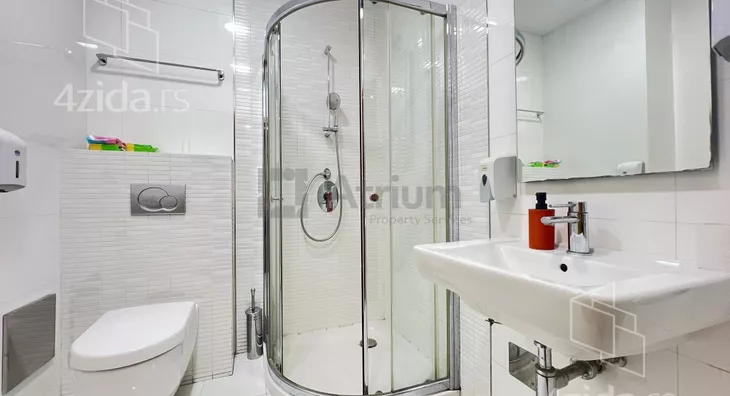 Poslovna zgrada | 4zida