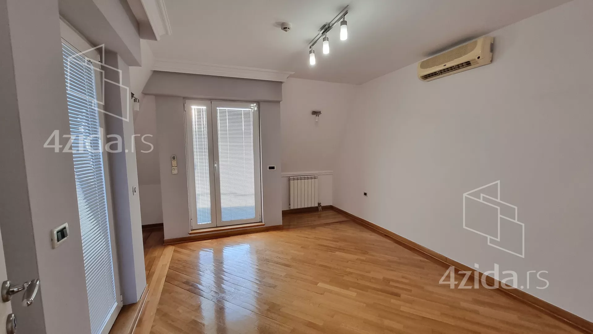 Šestoiposoban stan | 4zida