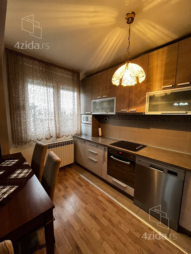 Šestosoban stan | 4zida