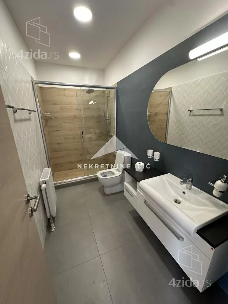 Poslovna zgrada | 4zida