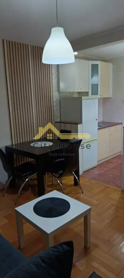 Crveni Pevac | 4zida.rs