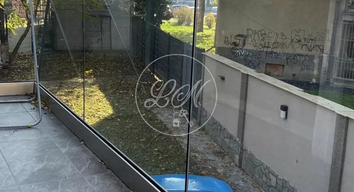 Šestoiposoban stan | 4zida