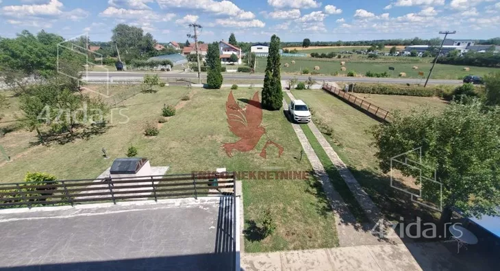 Šestoiposoban stan | 4zida