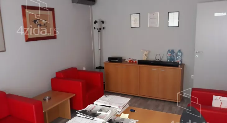 Poslovna zgrada | 4zida