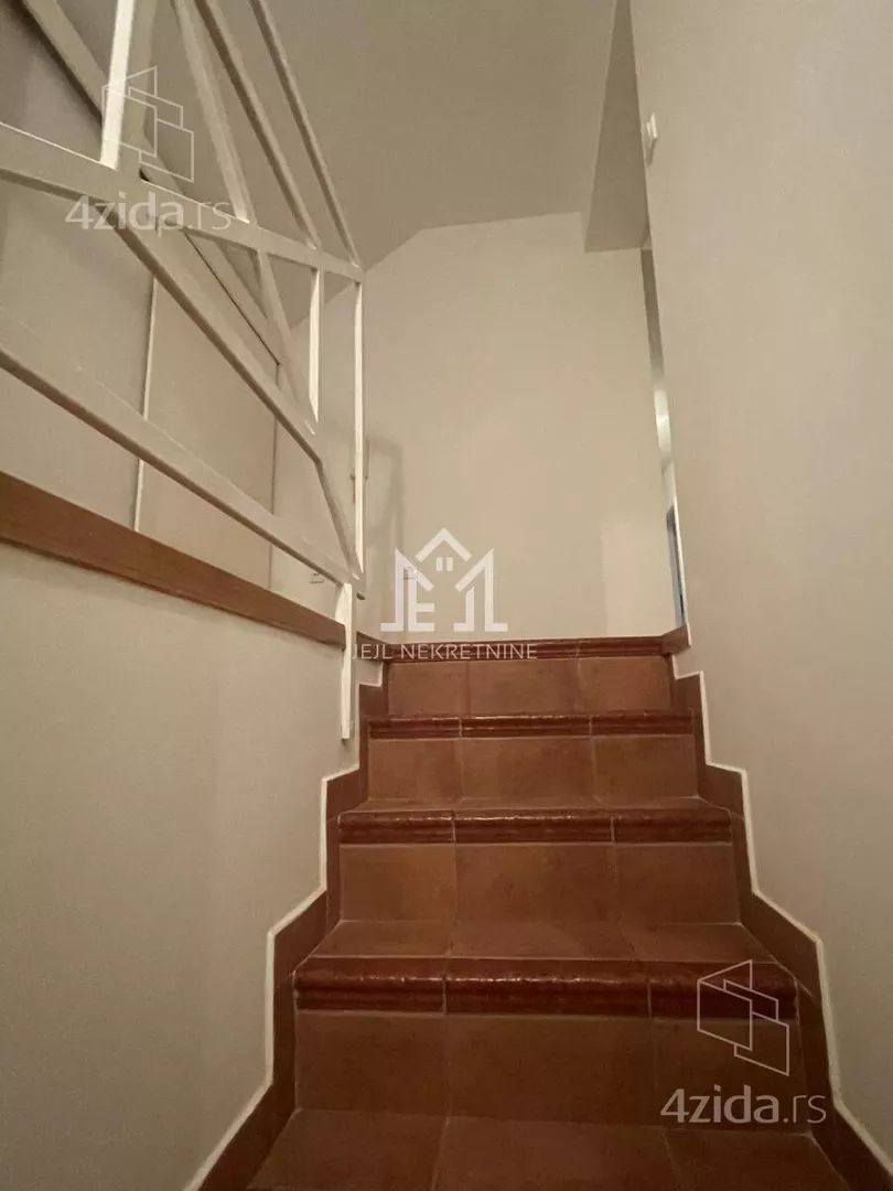 Šestosoban stan | 4zida