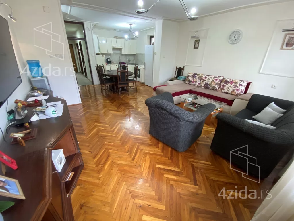 Šestosoban stan | 4zida