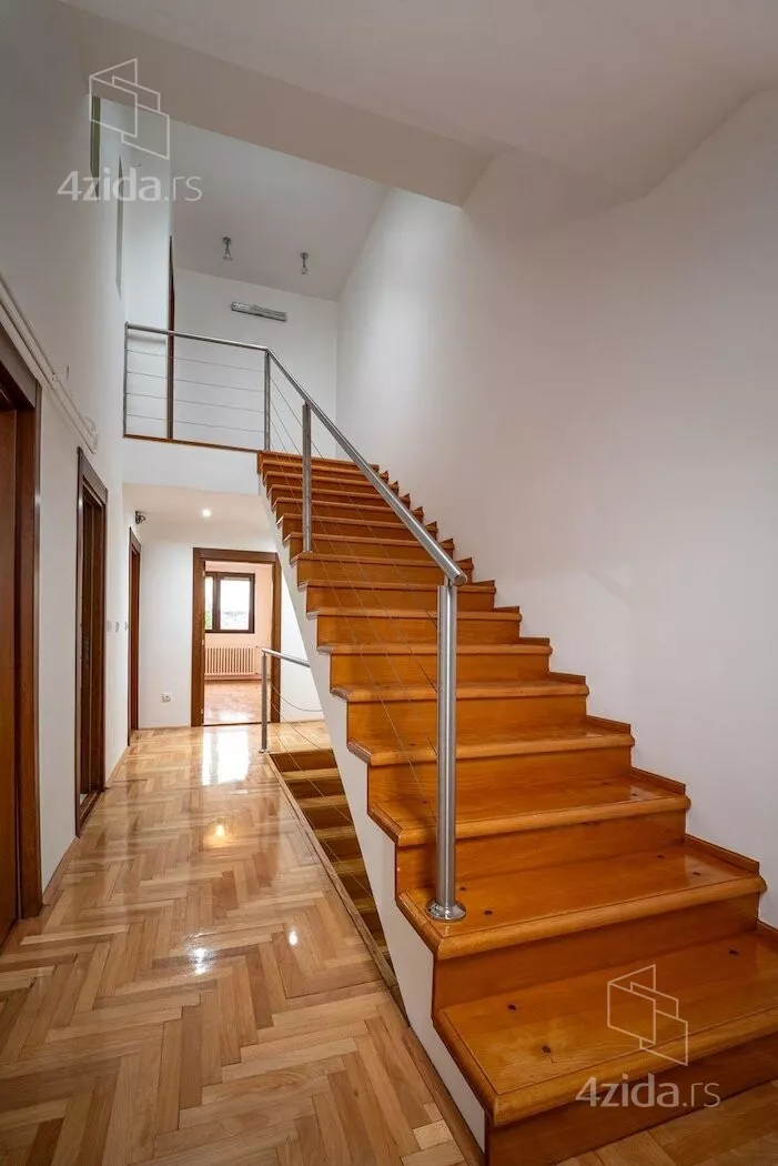 Šestosoban stan | 4zida