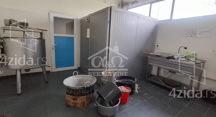 Poslovna zgrada | 4zida