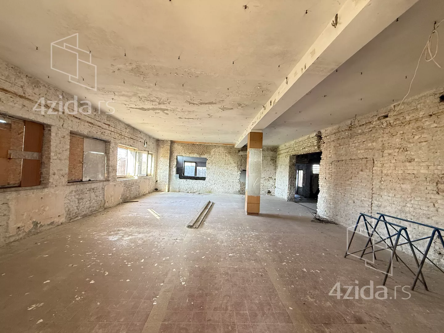 Poslovna zgrada | 4zida