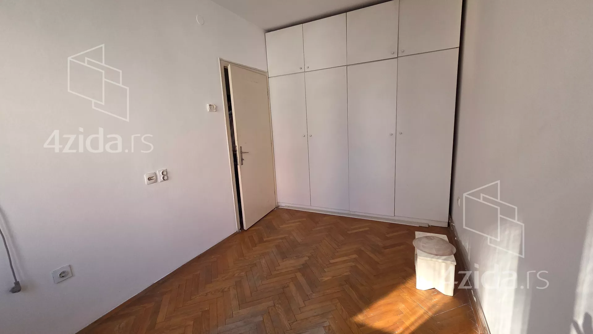 Sedmosoban stan | 4zida