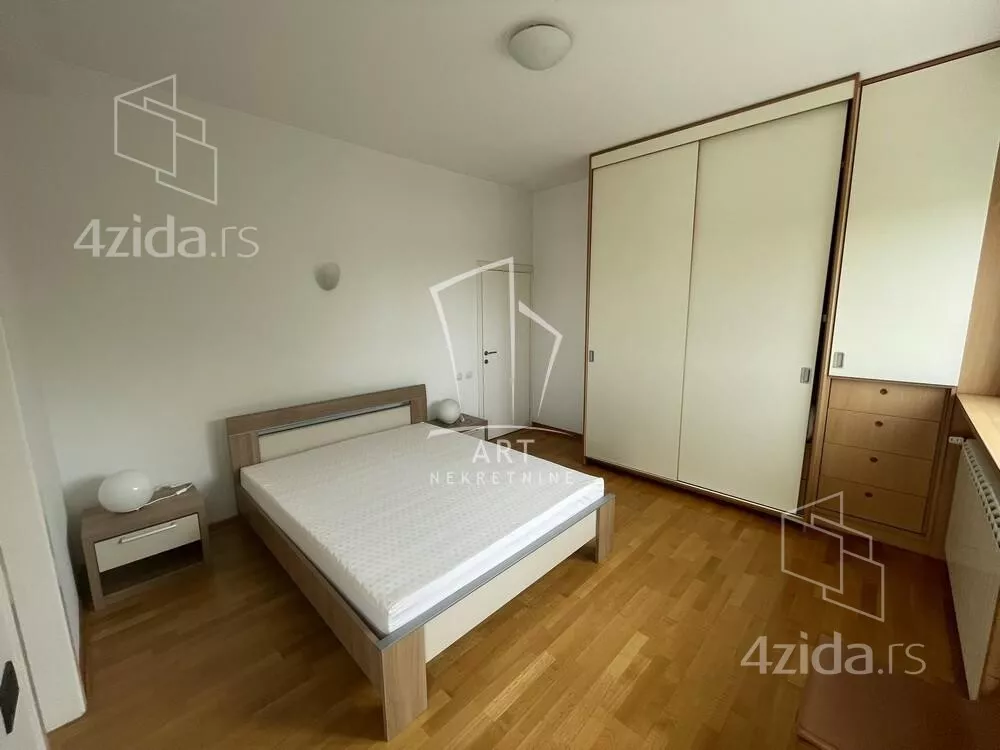 Četvoroiposoban stan | 4zida